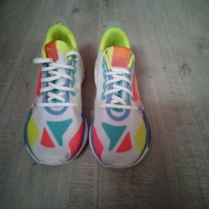 Lace up pumas size 7